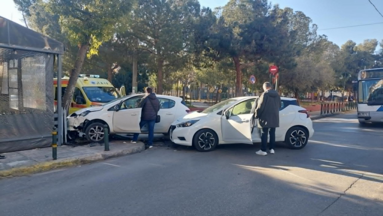 Σφοδρή σύγκρουση οχημάτων, στη διασταύρωση Χανίων και Ηρακλείου – Ξηλώθηκαν τσιμέντα, κόπηκαν μεταλλικά προστατευτικά κολωνάκια