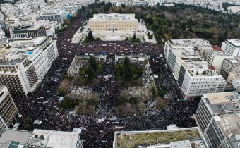 Λαοθάλασσα πλημμύρισε το Σύνταγμα στα δύο χρόνια από την τραγωδία των Τεμπών που στοίχισε την ζωή σε 57 συνανθρώπους μας