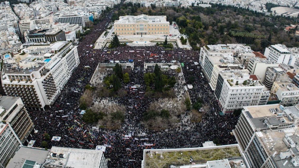 Λαοθάλασσα πλημμύρισε το Σύνταγμα στα δύο χρόνια από την τραγωδία των Τεμπών που στοίχισε την ζωή σε 57 συνανθρώπους μας