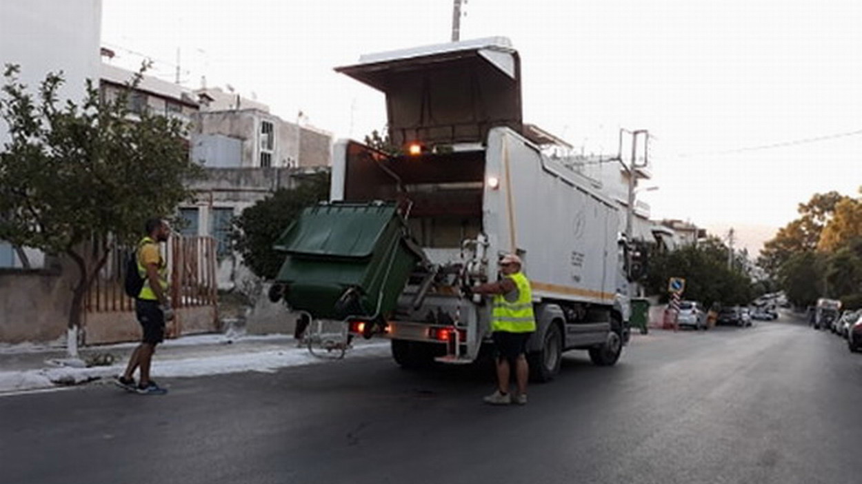 Εδώ και μεγάλο διάστημα το όχημα του δήμου που πλένει τους κάδους απορριμμάτων, δεν κυκλοφορεί στους δρόμους…