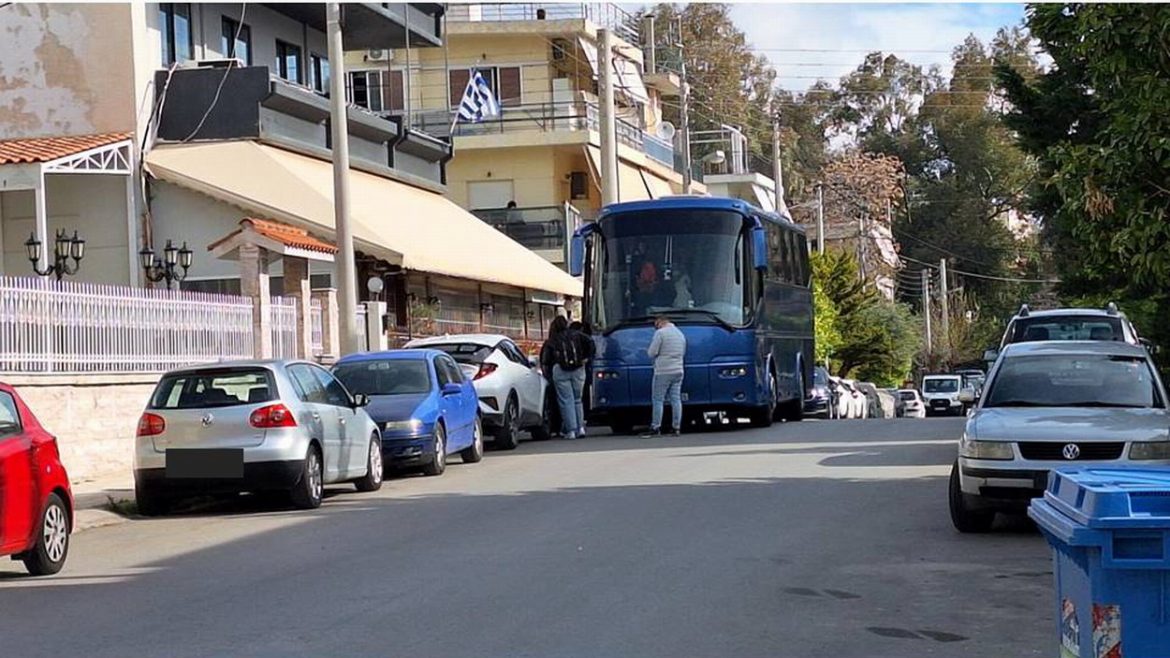 Ποδαράτο εκπαιδευτικοί και μαθητές του Β Γυμνασίου, για να φτάσουν το πούλμαν της εκδρομής τους…