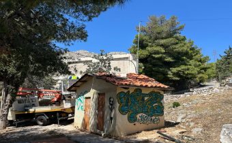 Ξεκίνησε η επισκευή της ηλεκτρικής τροφοδότησης των εκτοξευτήρων νερού (κανονάκια) στο βουνό, τα οποία είναι εκτός λειτουργίας εν μέσω αντιπυρικής περιόδου