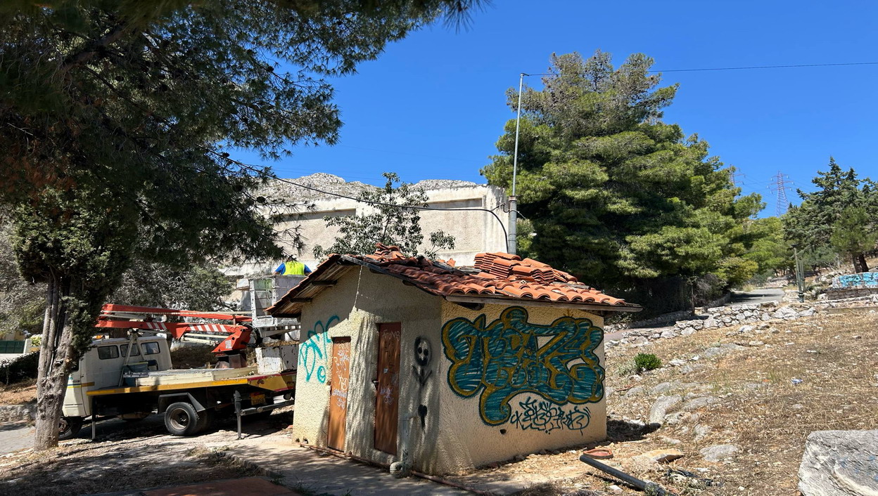 Ξεκίνησε η επισκευή της ηλεκτρικής τροφοδότησης των εκτοξευτήρων νερού (κανονάκια) στο βουνό, τα οποία είναι εκτός λειτουργίας εν μέσω αντιπυρικής περιόδου