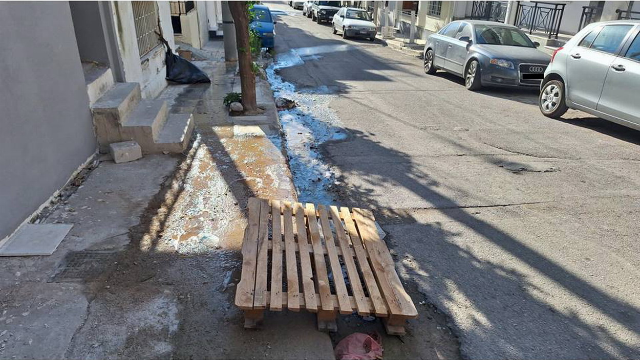 Συνεχίζεται η διαρροή σε πεζοδρόμιο της οδού Επτανήσου, επί πολλές ημέρες