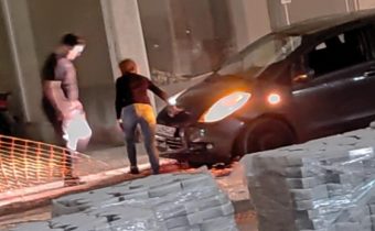 Ι.Χ. έπαθε σοβαρές ζημιές πέφτοντας σε σιδερόβεργες και προστατευτικό δίκτυ, σε έργο στην οδό Χανίων