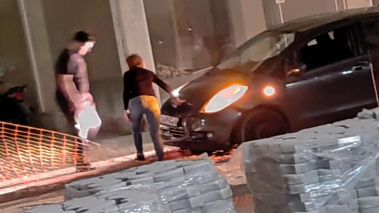 Ι.Χ. έπαθε σοβαρές ζημιές πέφτοντας σε σιδερόβεργες και προστατευτικό δίκτυ, σε έργο στην οδό Χανίων