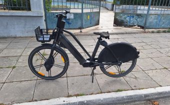 Ηλεκτρικό ποδήλατο παρατημένο στο πεζοδρόμιο της οδού Νέστου