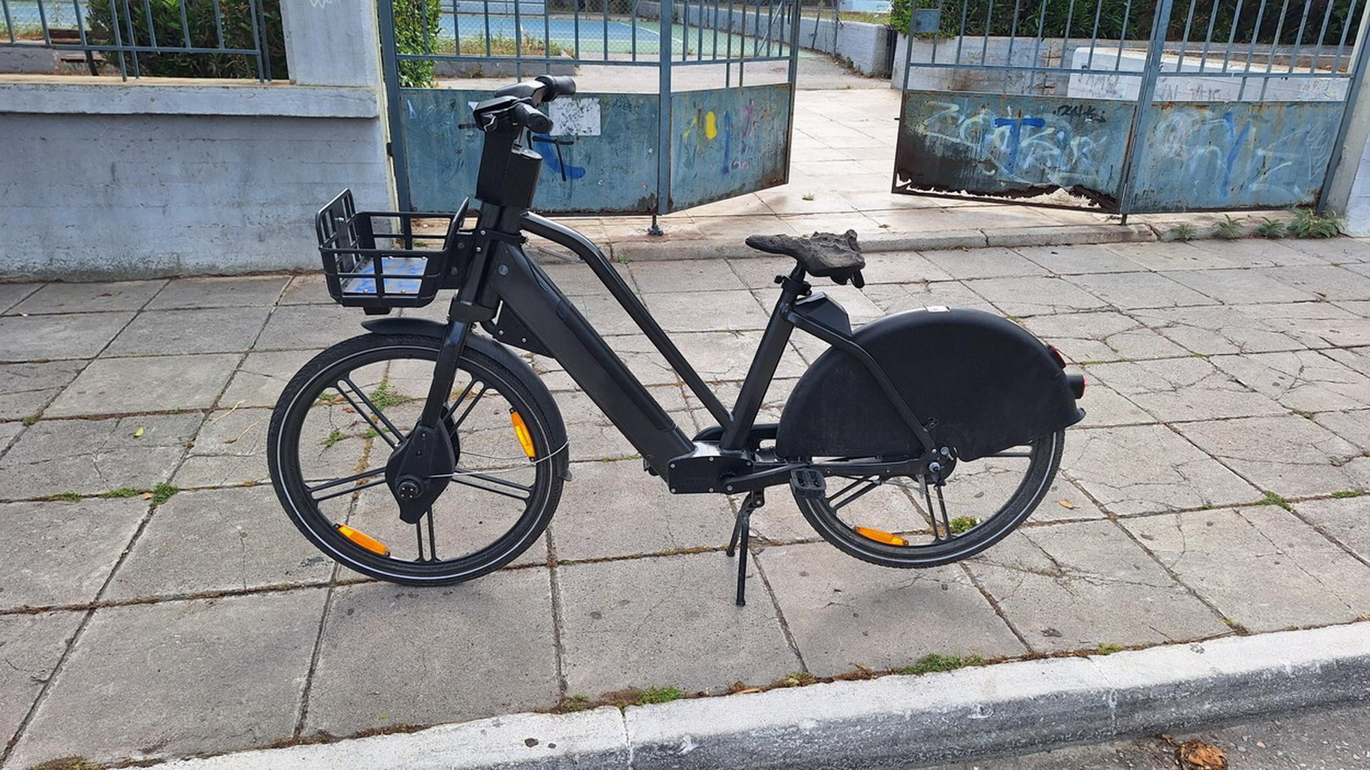 Ηλεκτρικό ποδήλατο παρατημένο στο πεζοδρόμιο της οδού Νέστου