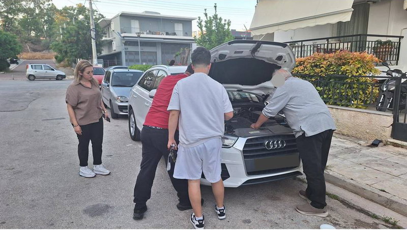 Επιχείρηση “απεγκλωβισμός γατιού” από μηχανή οχήματος