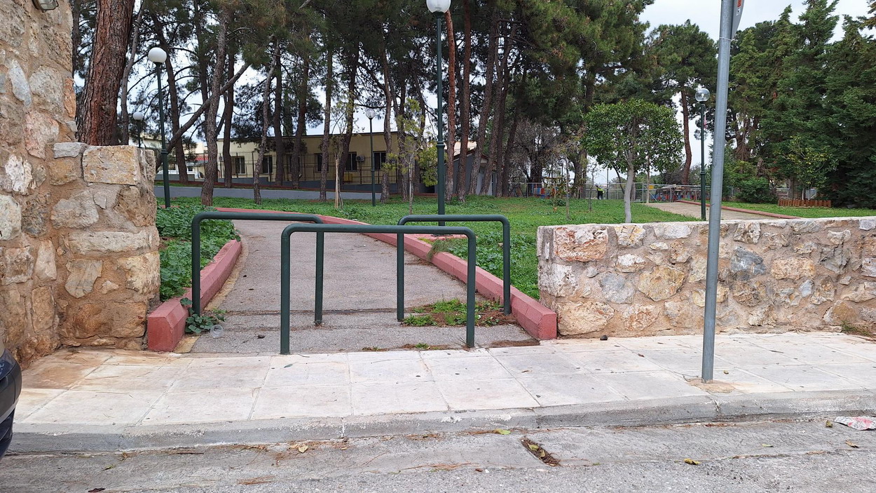 ΔΕΝ μπορούν να εισέλθουν ποδήλατα, σε … ποδηλατόδρομο στο άλσος ΜΗΤΕΡΑ, λόγω μεταλλικών “Π”