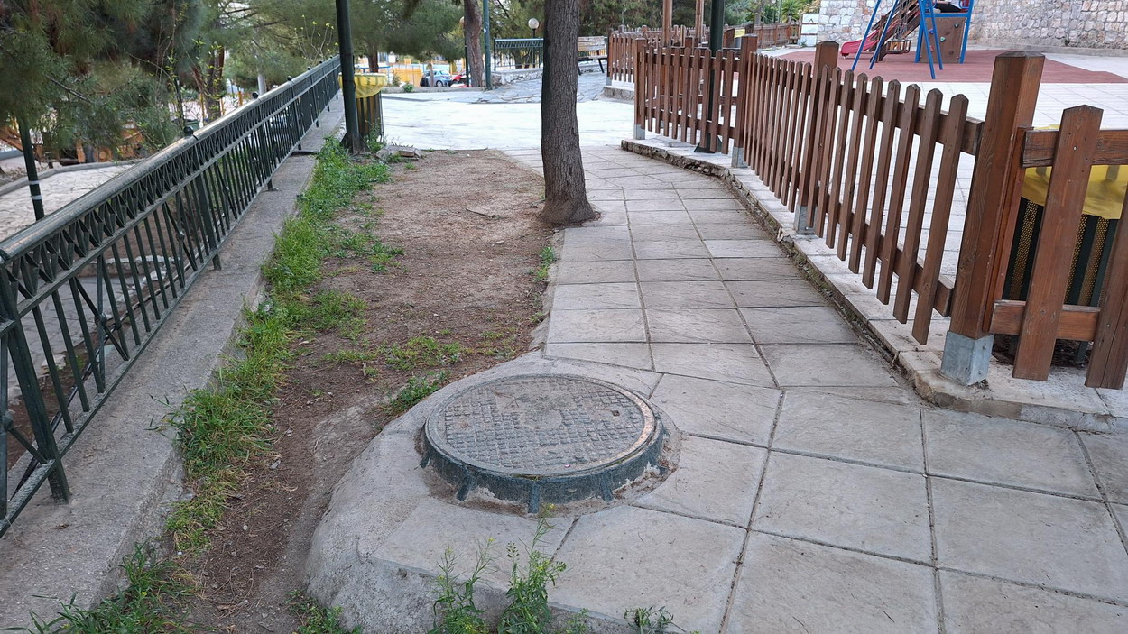 Καμία παρέμβαση από το δήμο, για το υπερυψωμένο φρεάτιο στην πλατεία ΕΛΕΥΘΕΡΙΑΣ (ΛΙΘΟΣ)