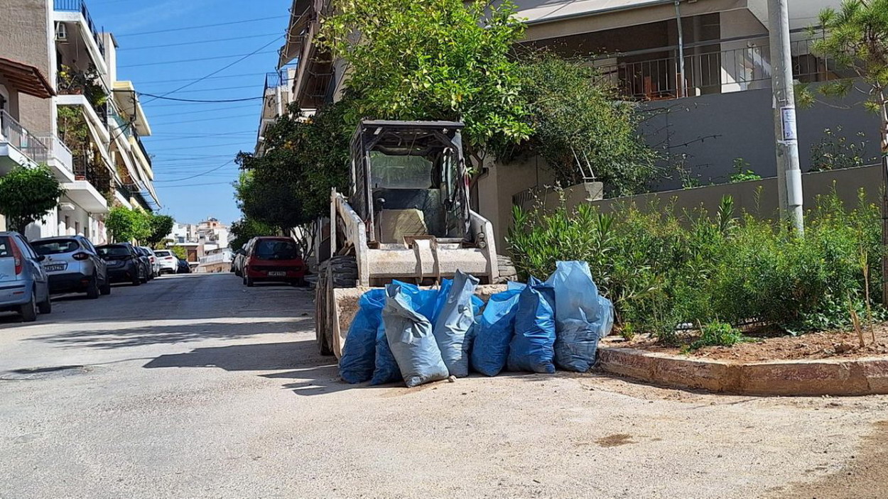 Επί δίμηνο στην οδό Θεμιστοκλέους, υπάρχει παρκαρισμένο ένα μηχάνημα έργων