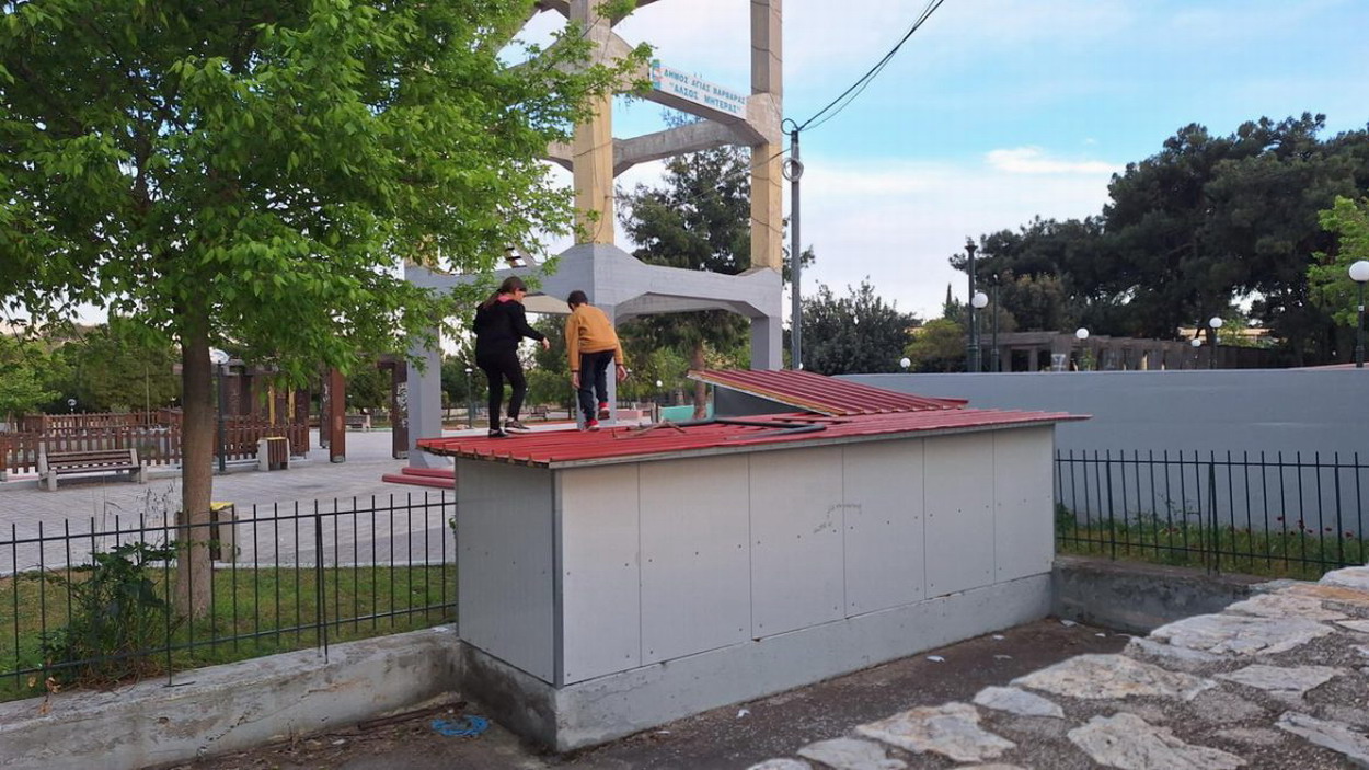 Παραμένει ο κίνδυνος στη μεταλλική σκεπή στο άλσος ΜΗΤΕΡΑ