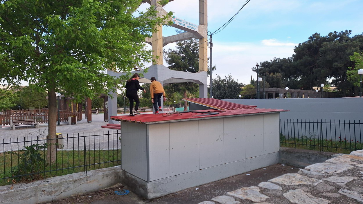 Επικίνδυνο παιγνίδι από παιδιά στην σκεπή των τουαλετών στο άλσος ΜΗΤΕΡΑ