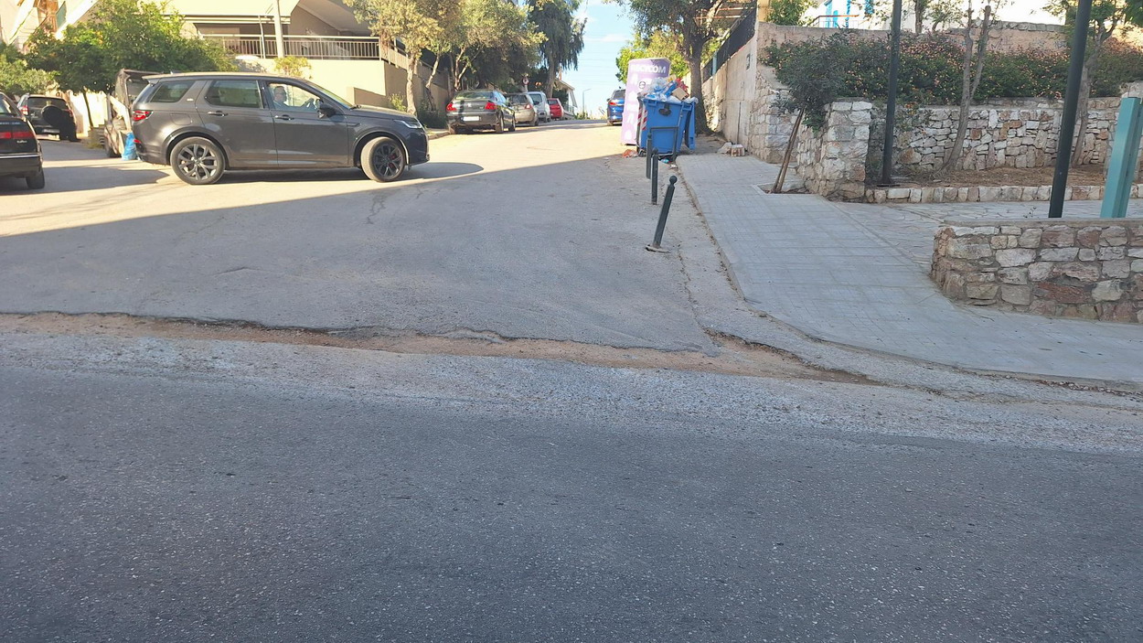 Χαντάκια στους δρόμους επικίνδυνα για πεζούς και δικυκλιστές, προκαλούν ζημιές στα αμάξια