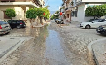 Ανεξέλεγκτα τρέχουν νερά και έχουν πλημμυρίσει την οδό Κολοκυθά επί τριήμερο