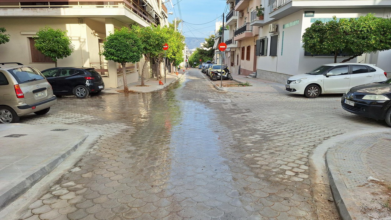 Ανεξέλεγκτα τρέχουν νερά και έχουν πλημμυρίσει την οδό Κολοκυθά επί τριήμερο
