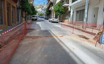 Συνεργείο εξομάλυνε κάπως χαντάκι στην οδό Ηπείρου, αλλά υπάρχει γενικότερο θέμα με αυτήν την κατάσταση…
