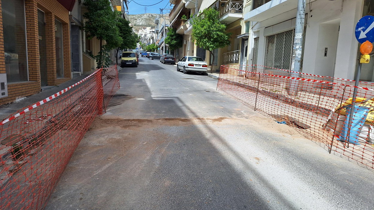 Συνεργείο εξομάλυνε κάπως χαντάκι στην οδό Ηπείρου, αλλά υπάρχει γενικότερο θέμα με αυτήν την κατάσταση…