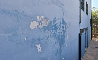 Σε μεγάλο κομμάτι του εξωτερικού τοίχου του Α Δημοτικού Σχολείου της πόλης μας, από την υγρασία μαδάει ο τοίχος