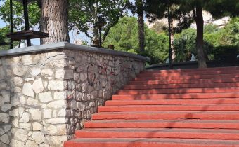 Παραμένει το διαμπερές άνοιγμα στο πέτρινο τοιχίο της εισόδου στην πλατεία Προφήτη Ηλία