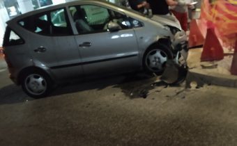 Ι.Χ. στο κράσπεδο πεζοδρομίου της οδού Αβέρωφ στη συμβολή της με την οδό Ελ. Βενιζέλου