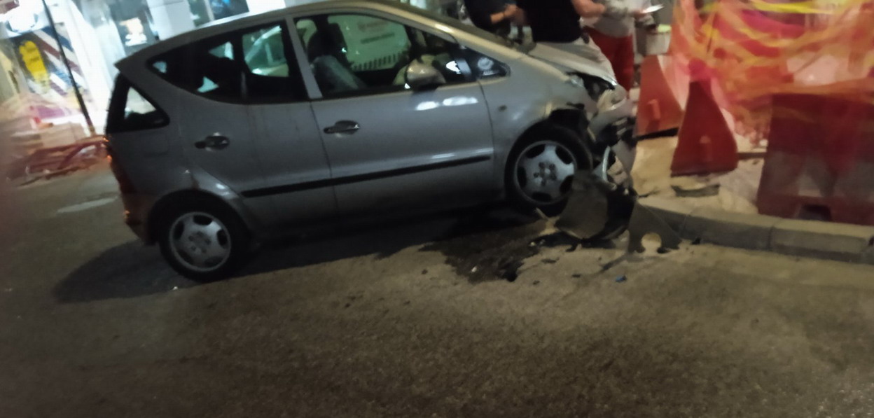 Ι.Χ. στο κράσπεδο πεζοδρομίου της οδού Αβέρωφ στη συμβολή της με την οδό Ελ. Βενιζέλου