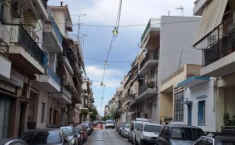 Ο δημοτικός φωτισμός στην Χανίων αναμμένος μέρα – νύχτα…