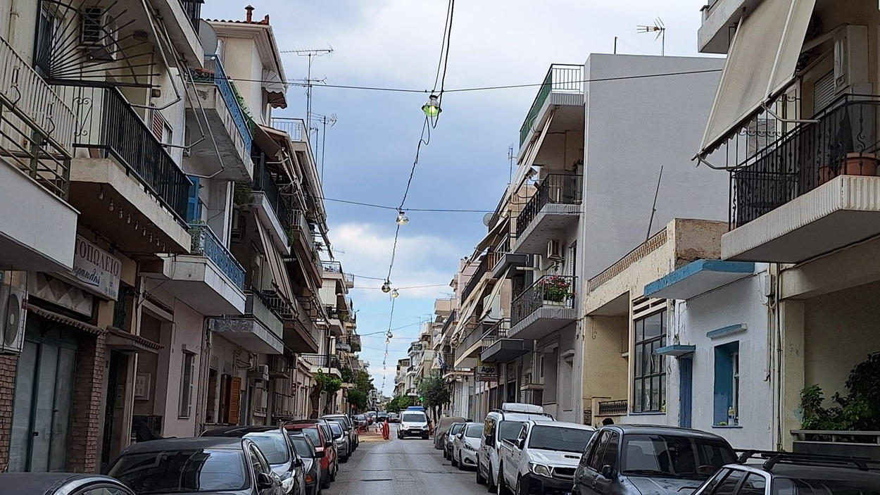 Ο δημοτικός φωτισμός στην Χανίων αναμμένος μέρα – νύχτα…