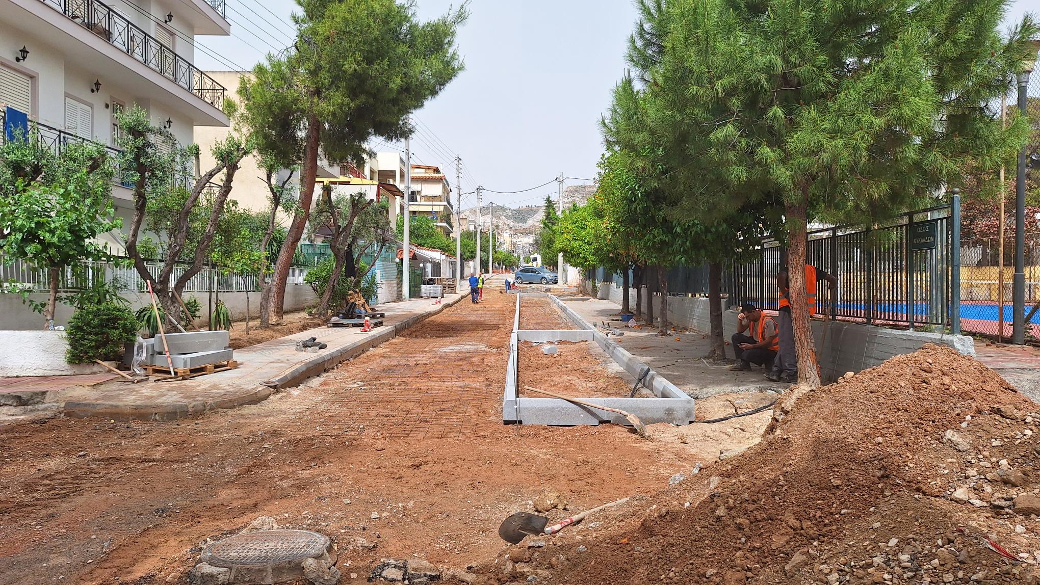 Ξεκίνησε η κατασκευή παρτεριών στην οδό Κυκλάδων μεταξύ των οδών Πραξιτέλους και Αριστοφάνους