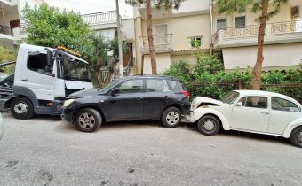 Ακυβέρνητο όχημα οδικής βοηθείας, παρέσυρε και καταπλάκωσε τον οδηγό του, που προσπαθούσε να μπει στην καμπίνα για να το σταματήσει στην οδό Μεσολογγίου