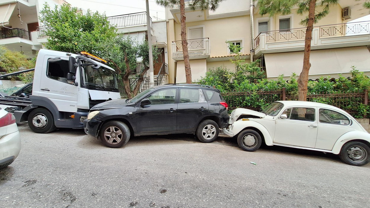 Ακυβέρνητο όχημα οδικής βοηθείας, παρέσυρε και καταπλάκωσε τον οδηγό του, που προσπαθούσε να μπει στην καμπίνα για να το σταματήσει στην οδό Μεσολογγίου