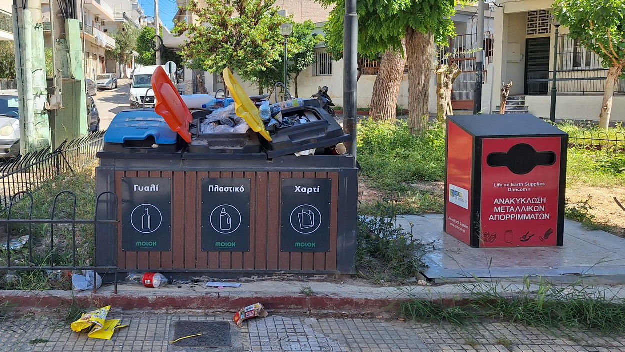 Κάδοι ανακύκλωσης γεμάτοι, αλλά το σύστημα δεν έχει ξεκινήσει ακόμα, την περισυλλογή των αντικειμένων