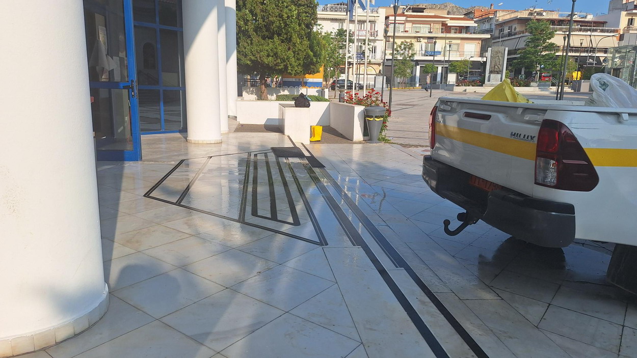 Από διαρροή σπιράλ σε τουαλέτα της Δημαρχίας, ποτάμι τα νερά έως την πλατεία