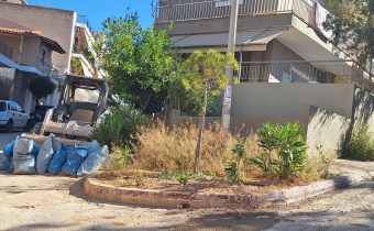 Ακούνητο επί μήνες μηχάνημα, σακούλες με μπάζα και παρτέρι πνιγμένο στα αγριόχορτα στην οδό Θεμιστοκλέους – Ανδ. Δημητρίου