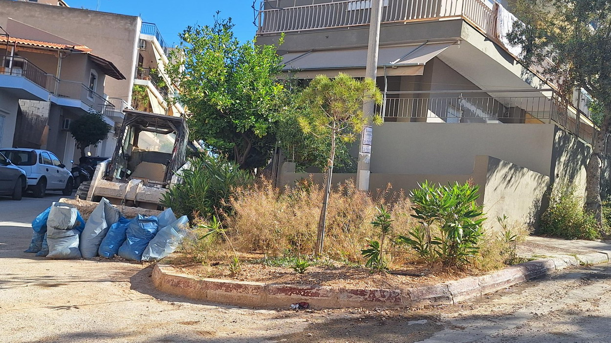 Ακούνητο επί μήνες μηχάνημα, σακούλες με μπάζα και παρτέρι πνιγμένο στα αγριόχορτα στην οδό Θεμιστοκλέους – Ανδ. Δημητρίου