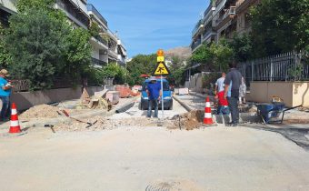 Συνεχίζονται τα προβλήματα στην οδό Κουντουριώτη – Ζημιές σε καλώδια του ΟΤΕ, διαρροή νερού σε πεζοδρόμιο που μόλις κατασκευάστηκε