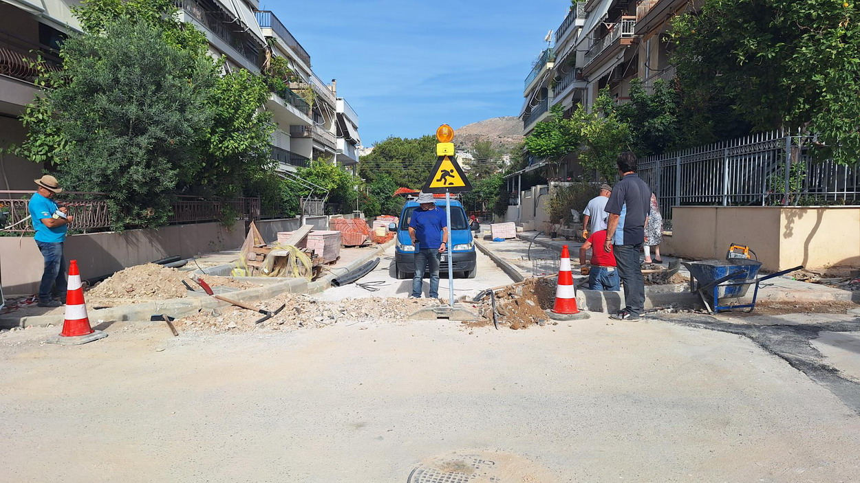 Συνεχίζονται τα προβλήματα στην οδό Κουντουριώτη – Ζημιές σε καλώδια του ΟΤΕ, διαρροή νερού σε πεζοδρόμιο που μόλις κατασκευάστηκε