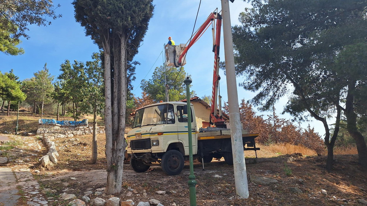 Συνεχίστηκαν κι εχθές οι εργασίες αποκατάστασης της βλάβης της ηλεκτρικής παροχής στα κανονάκια στο βουνό