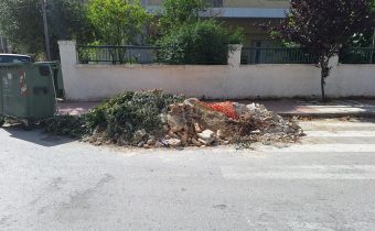 Εδώ και πολλές εβδομάδες στην οδό Στέφανου Σαράφη, υπάρχει ένα βουναλάκι από μπάζα