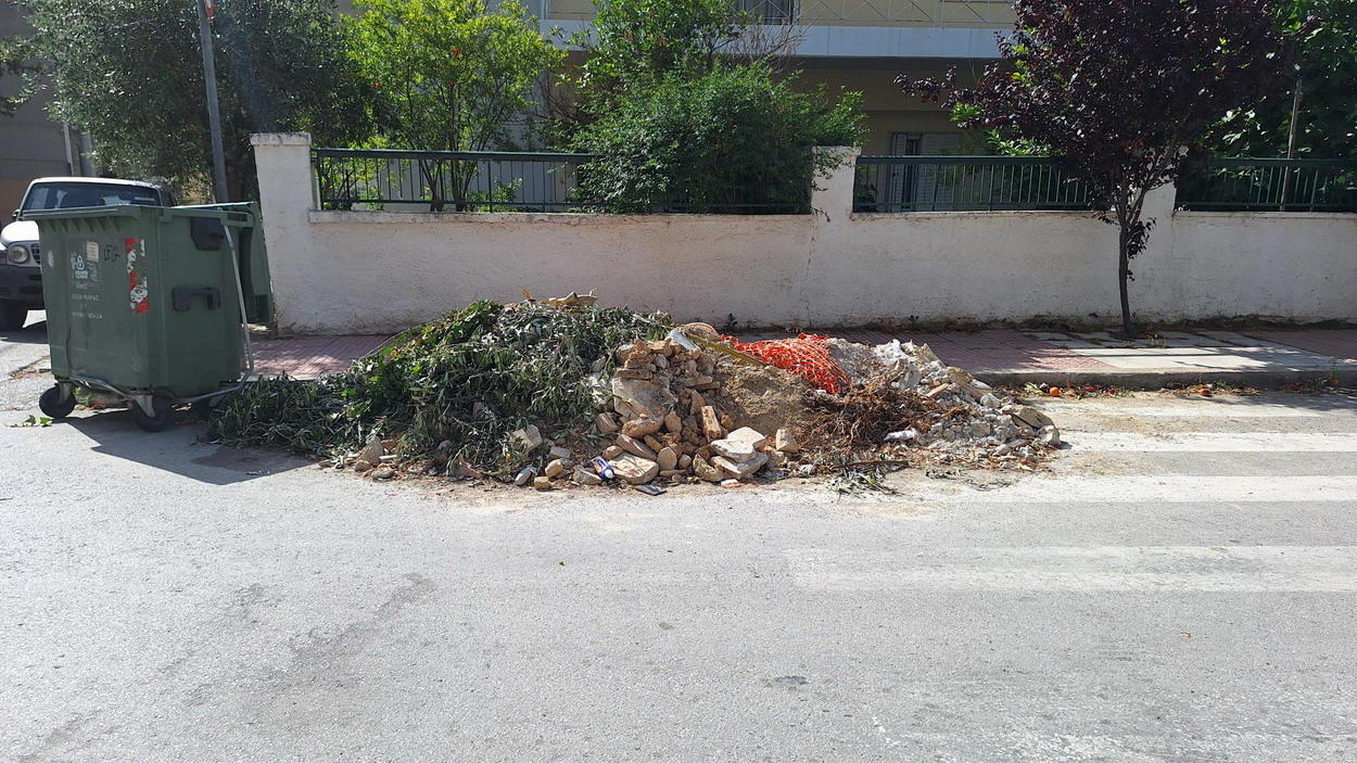 Εδώ και πολλές εβδομάδες στην οδό Στέφανου Σαράφη, υπάρχει ένα βουναλάκι από μπάζα