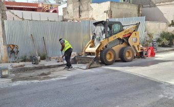 Επισκευάστηκε το πεζοδρόμιο από συνεργείο των οπτικών ινών