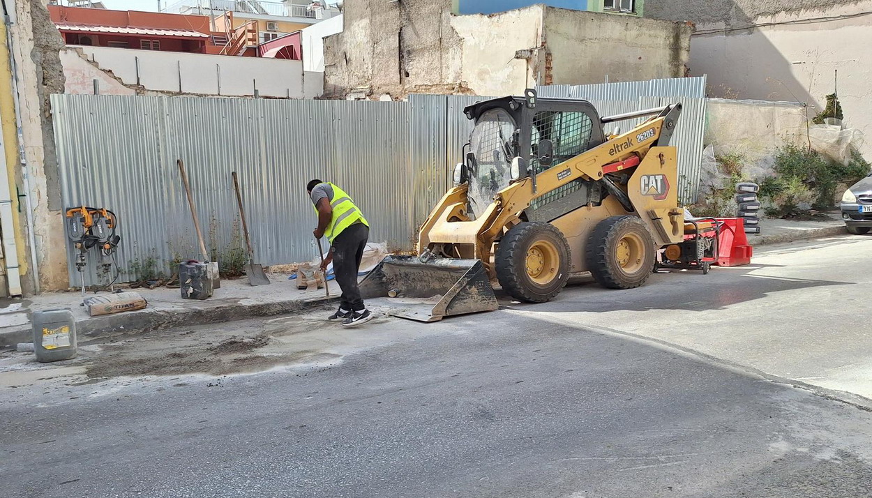 Επισκευάστηκε το πεζοδρόμιο από συνεργείο των οπτικών ινών