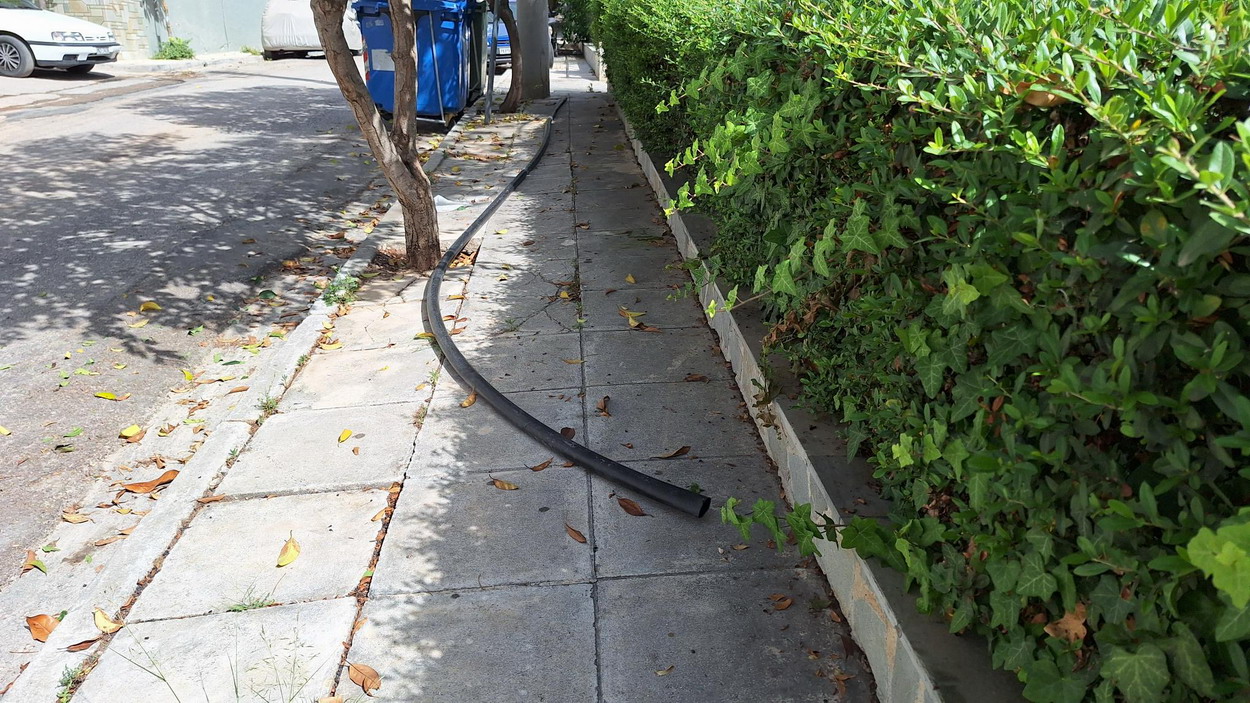 Πεταμένος ένας αρκετών μέτρων χοντρός σωλήνας στο πεζοδρόμιο της οδού Δόξης πρέπει να απομακρυνθεί