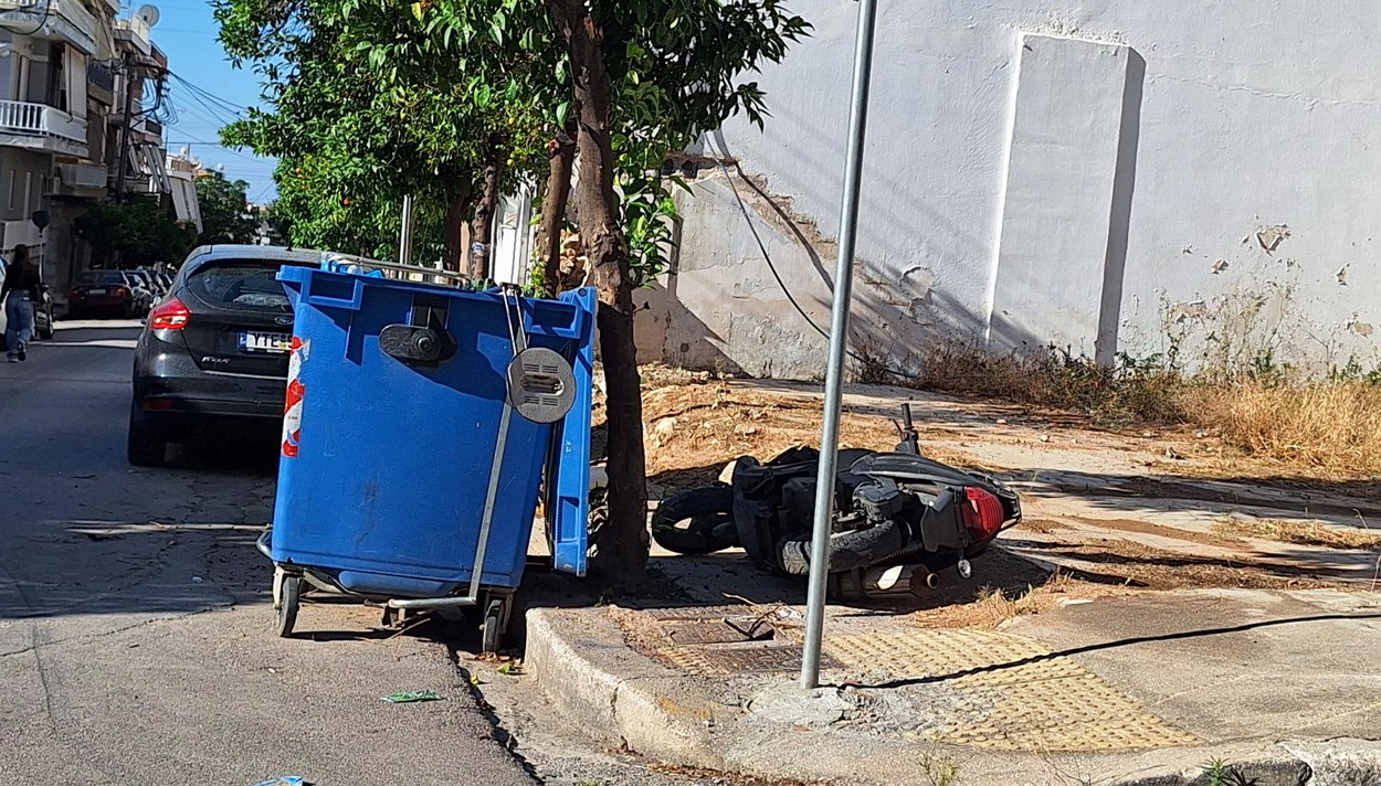 Μηχανή πεταμένη στο πεζοδρόμιο στη γωνία Καραολή και Επτανήσου