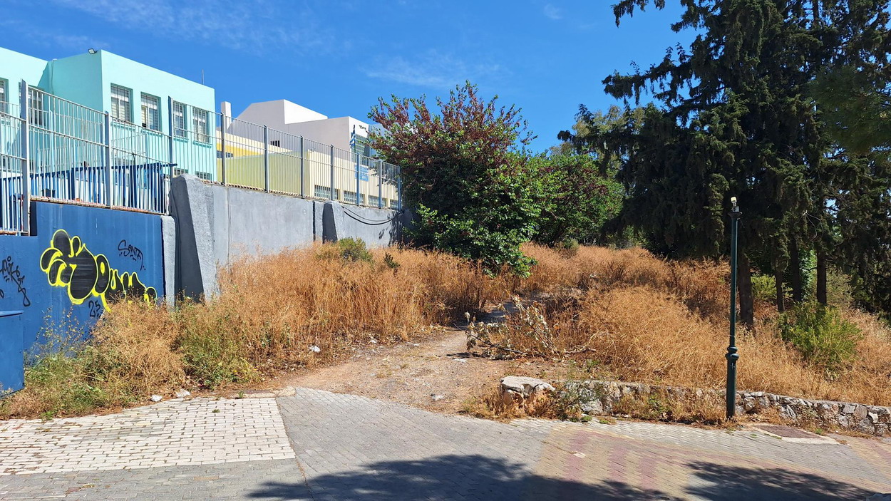 Πέριξ του 5ου Δημοτικού Σχολείου επείγει η αποψίλωση του χώρου…