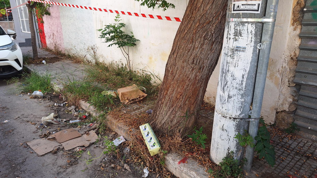 Πεζοδρόμιο προς αποφυγή στην οδό Καραολή…