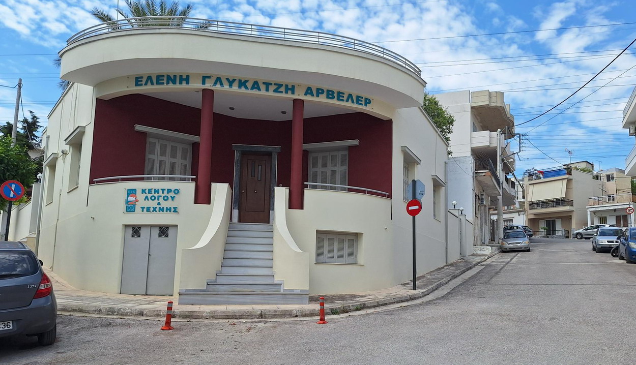 Αναμένα επί 24ώρου βάσεως τα φώτα στο Κέντρο Λόγου & Τέχνης, επί της οδού Καλαντζάκου