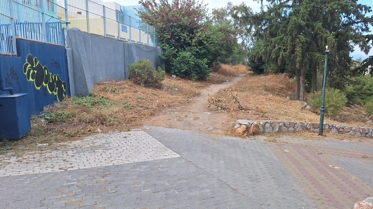 Καθαρίστηκε ο χώρος γύρω από την είσοδο του 5ου Δημοτικού Σχολείου, για τον οποίον γράφαμε εχθές σχετικά…