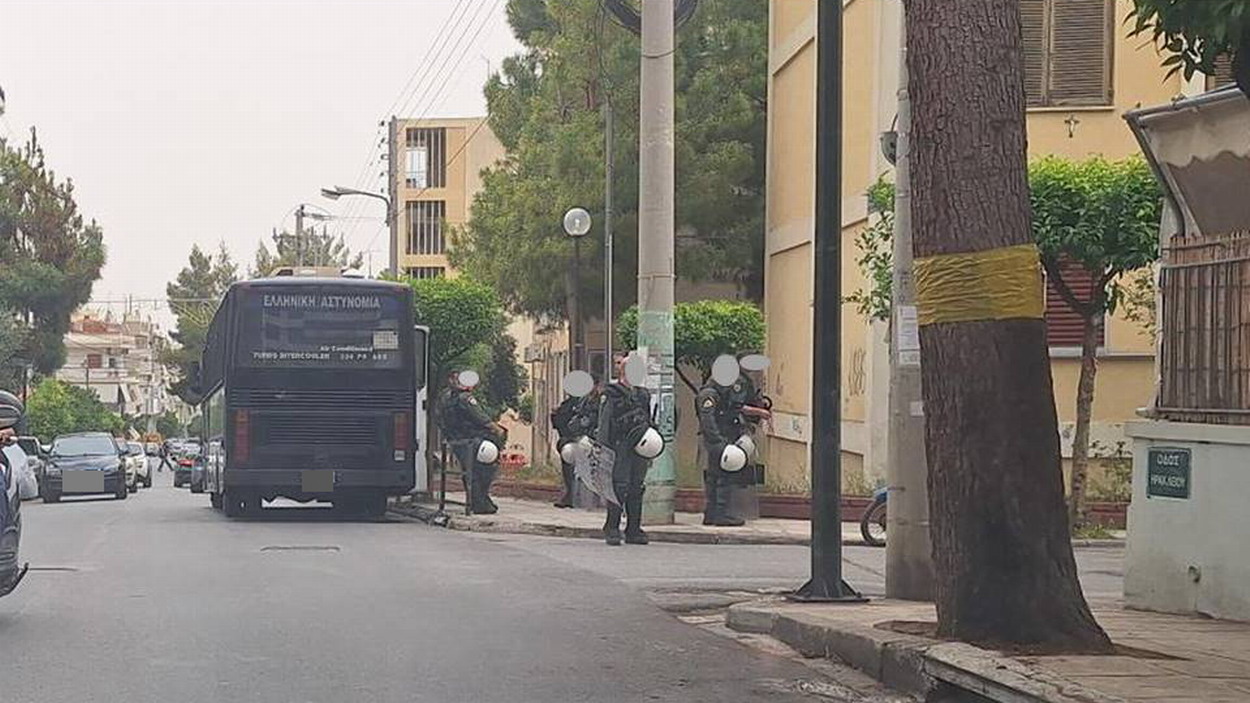 Ισχυρές αστυνομικές δυνάμεις έκαναν την εμφάνισή τους εχθές το απόγευμα στην κάτω Αγία Βαρβάρα